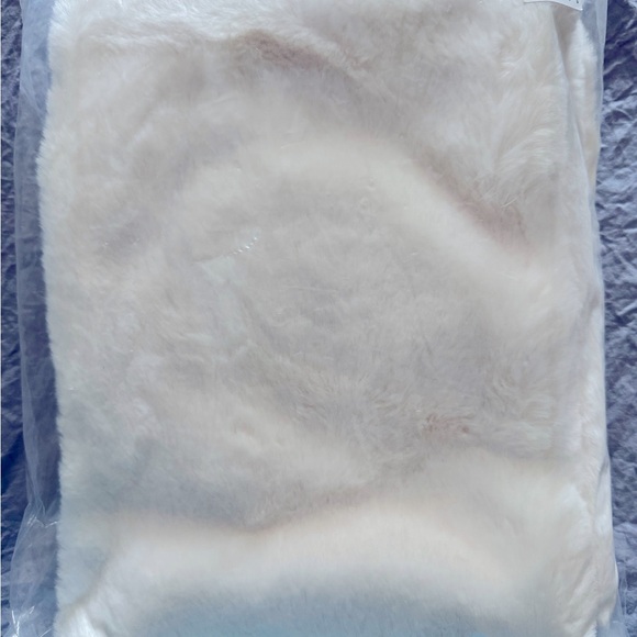 APPARIS Bambi Fuzzy Scarf Pull-through Scarf in Ivory /Cream - Picture 7 of 7